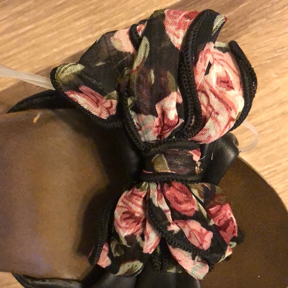 Cute high heel sandal with floral print bow! - Picture 7 of 7